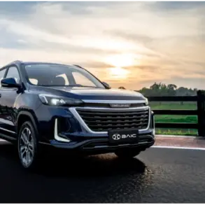 Frontansicht des BAIC Beijing X35 auf einer Landstraße vor Sonnenuntergang