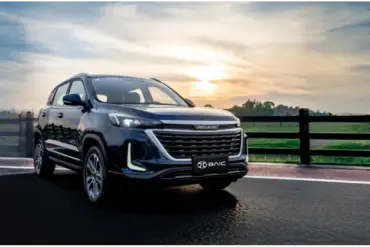Frontansicht des BAIC Beijing X35 auf einer Landstraße vor Sonnenuntergang