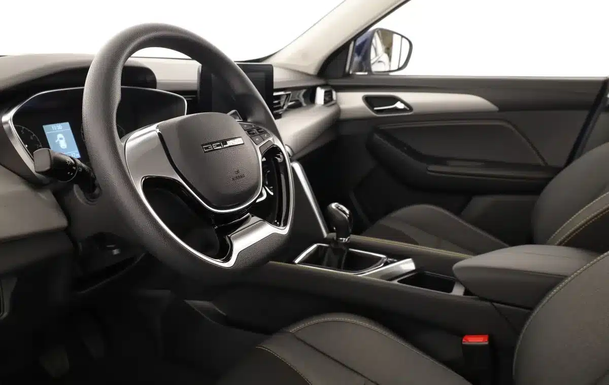 Innenraum des BAIC Beijing X35 mit Lenkrad, Armaturenbrett und Vordersitzen.