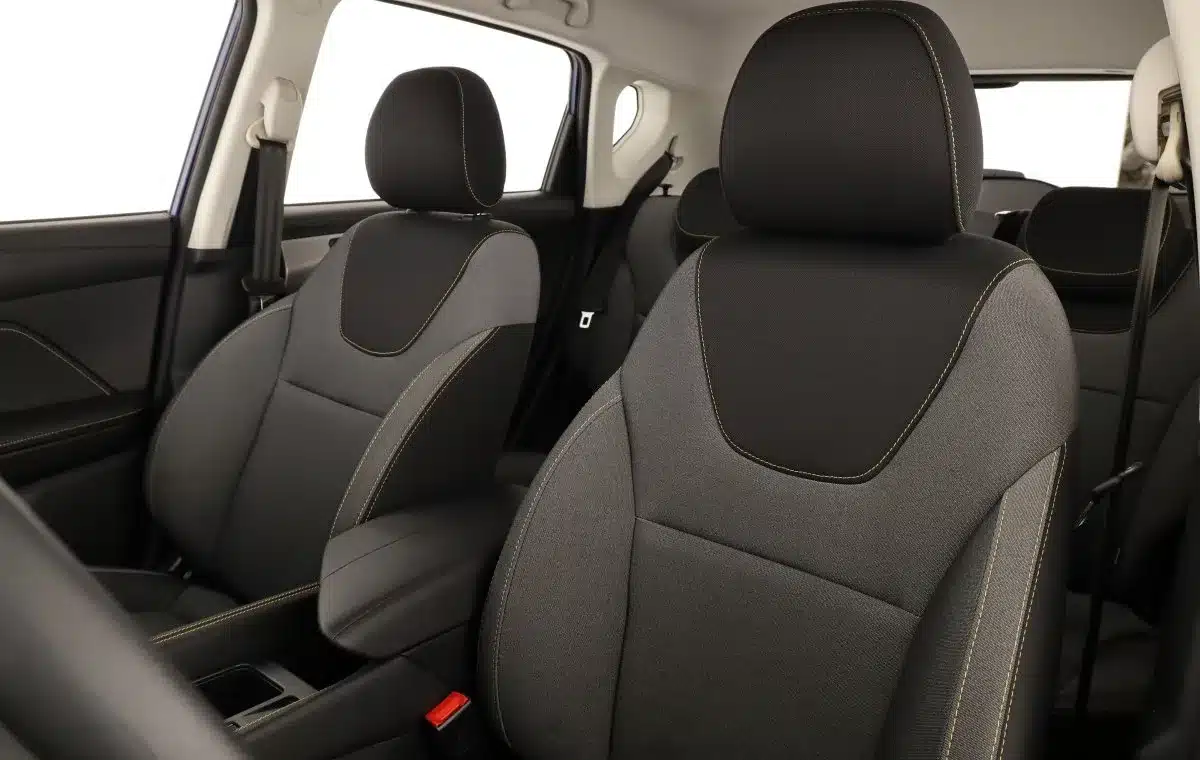 Stoffsitze und Innenraum des BAIC Beijing X35 von vorne betrachtet