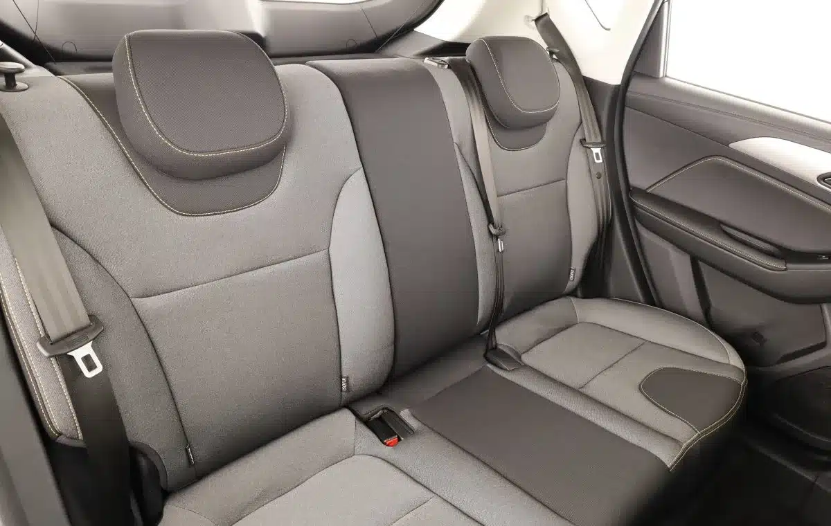 Die Rücksitzbank des BAIC Beijing X35 mit Stoffbezug, Kopfstützen und Isofix-Halterungen.