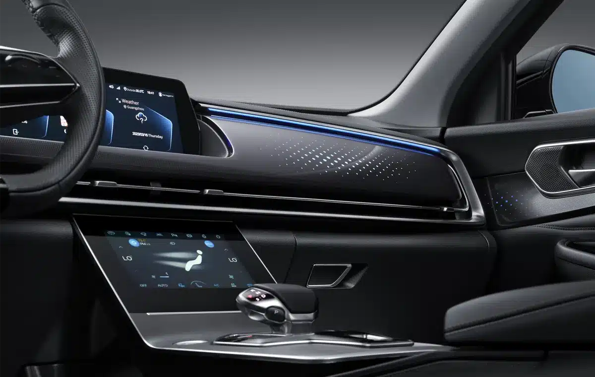 Digitales Cockpit und Mittelkonsole mit Ambiente-Licht im BAIC Beijing X75
