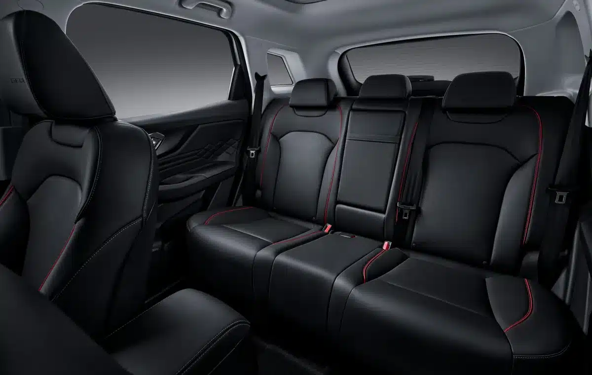 Rückbank und Innenraum des BAIC Beijing X75 mit schwarzen Sitzen und roten Ziernähten