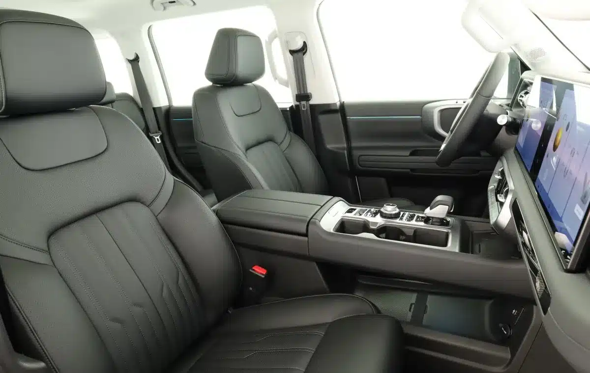 Innenraumansicht des BAIC BJ40 D Pro mit schwarzen Ledersitzen und großem Touchscreen-Display