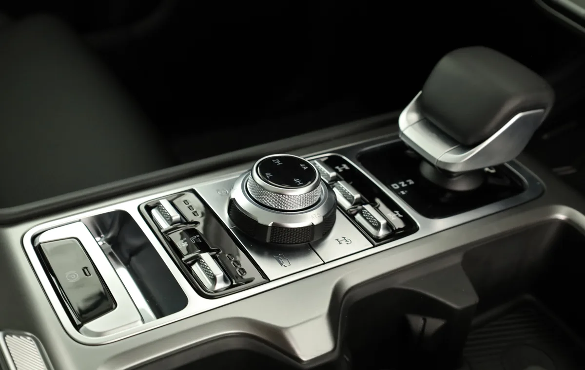 Detailansicht der Mittelkonsole mit Drehregler und Automatik-Wählhebel im BAIC BJ40 D Pro