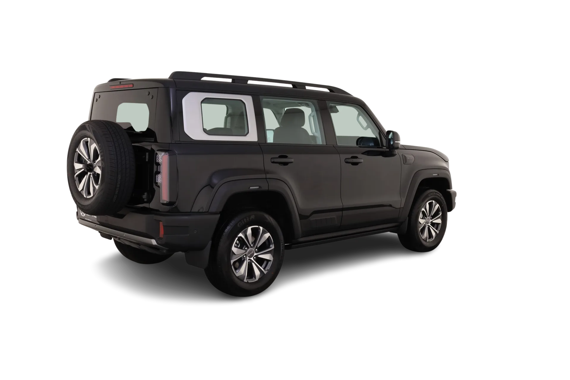BAIC BJ40 D Pro in Schwarz, Heckansicht schräg rechts, Ersatzrad an der Hecktür, moderne Geländewagenform.