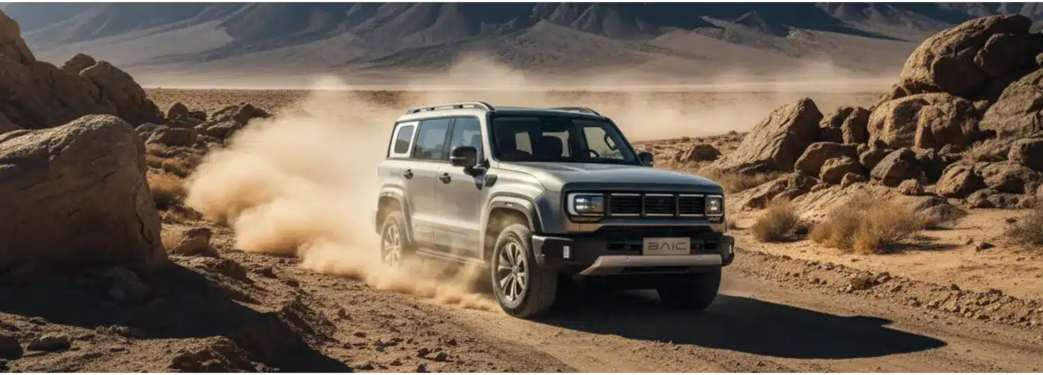 BAIC BJ40 Pro Offroader auf Schotterpiste in bergiger Wüstenlandschaft mit aufgewirbeltem Staub
