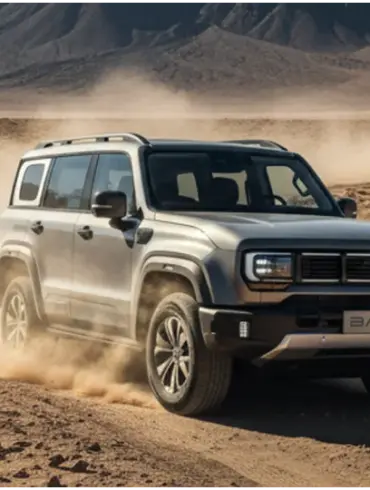 BAIC BJ40 Pro Offroader auf Schotterpiste in bergiger Wüstenlandschaft mit aufgewirbeltem Staub