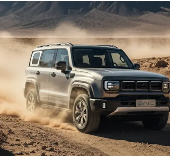 BAIC BJ40 Pro Offroader auf Schotterpiste in bergiger Wüstenlandschaft mit aufgewirbeltem Staub