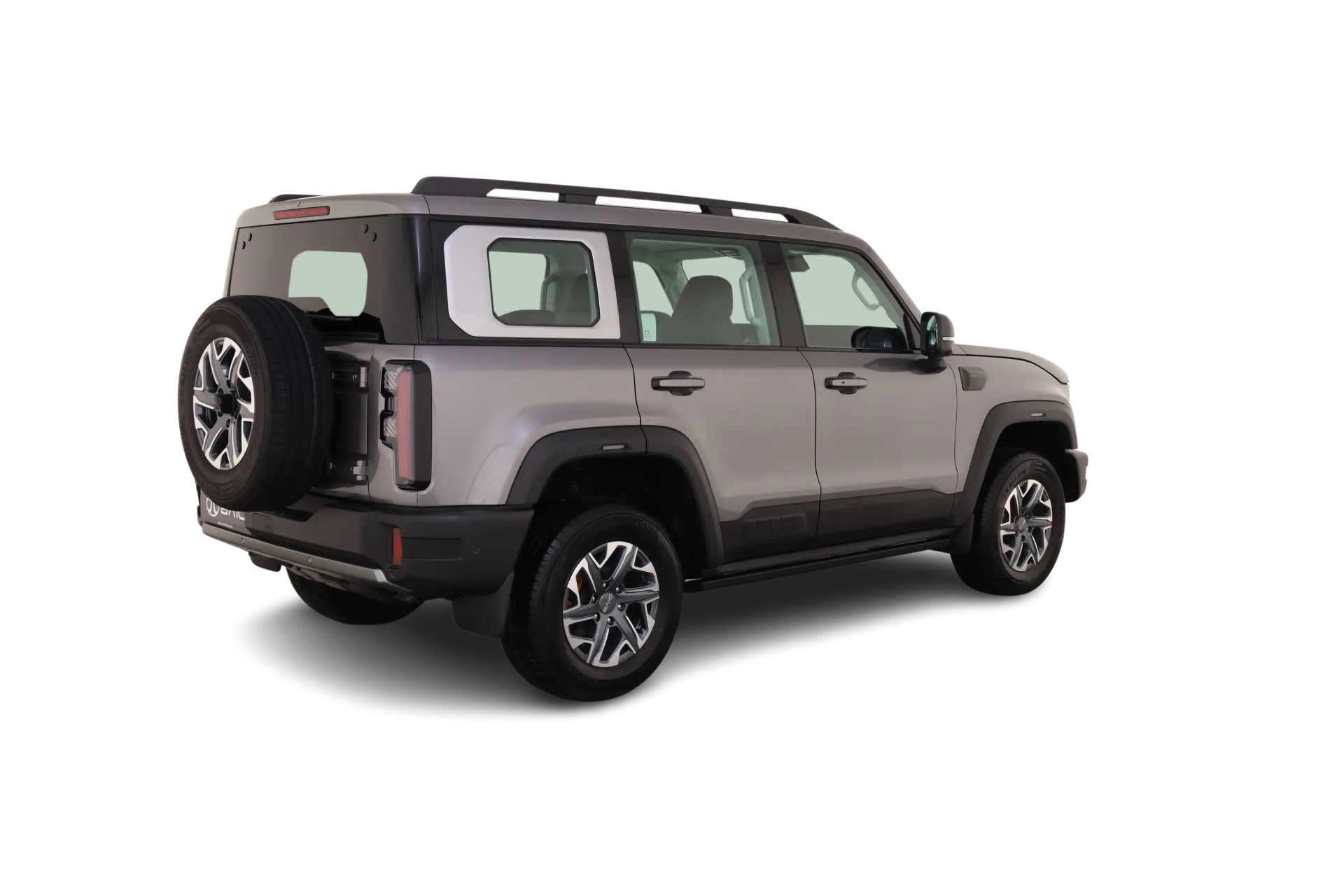 BAIC BJ40 Pro in silber aus schräger Heckperspektive, Offroad-SUV mit Ersatzrad an der Hecktür