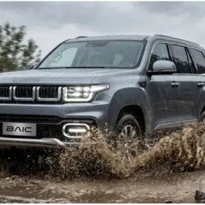BAIC BJ60 Flagship fährt bei Regen durch Matsch auf einer unbefestigten Straße im Gelände.