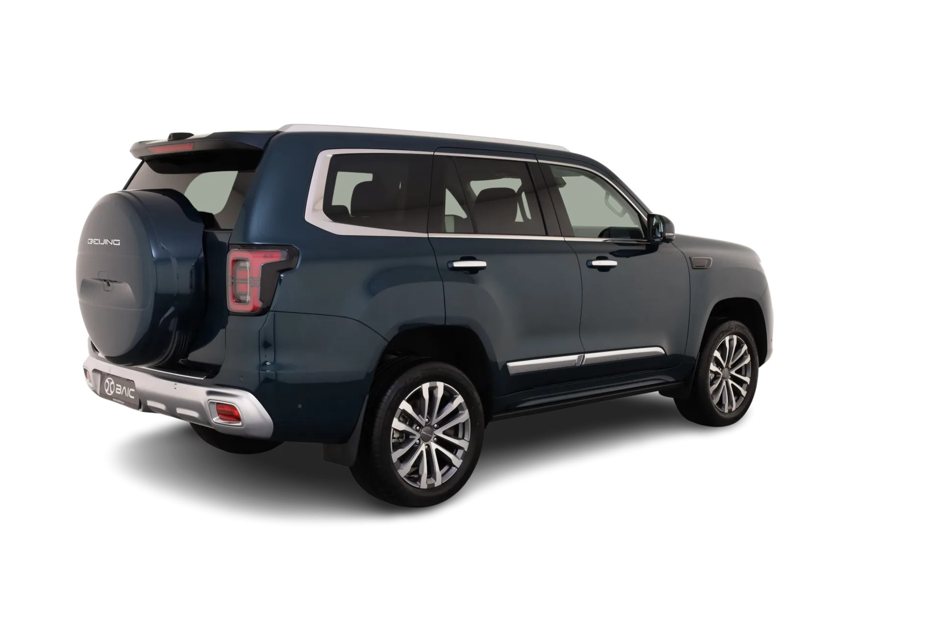 BAIC BJ60 Flagship SUV in blauer Lackierung aus schräger Heckansicht, betont das markante Design und die großzügigen Abmessungen.