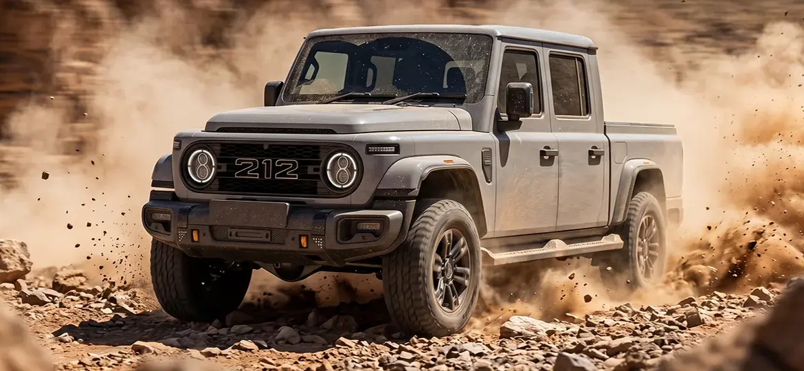 BAW 212 Pickup fährt im Gelände auf einer staubigen Piste.