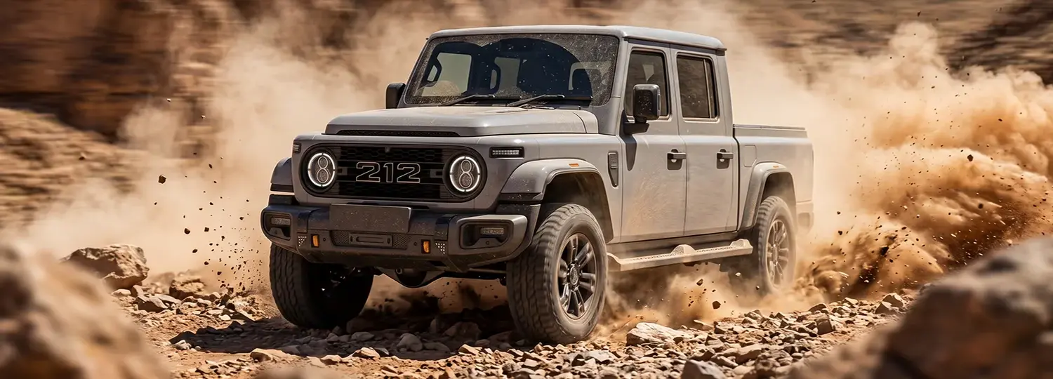 BAW 212 Pickup fährt im Gelände auf einer staubigen Piste.