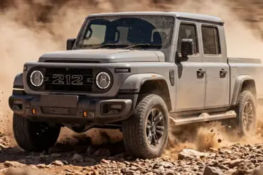 BAW 212 Pickup fährt im Gelände auf einer staubigen Piste.