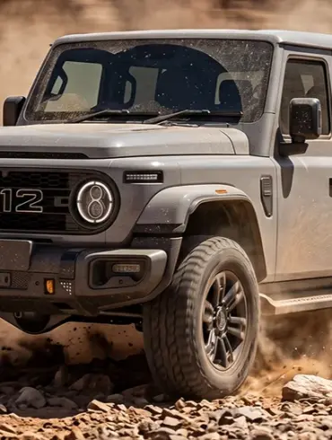 BAW 212 Pickup fährt im Gelände auf einer staubigen Piste.