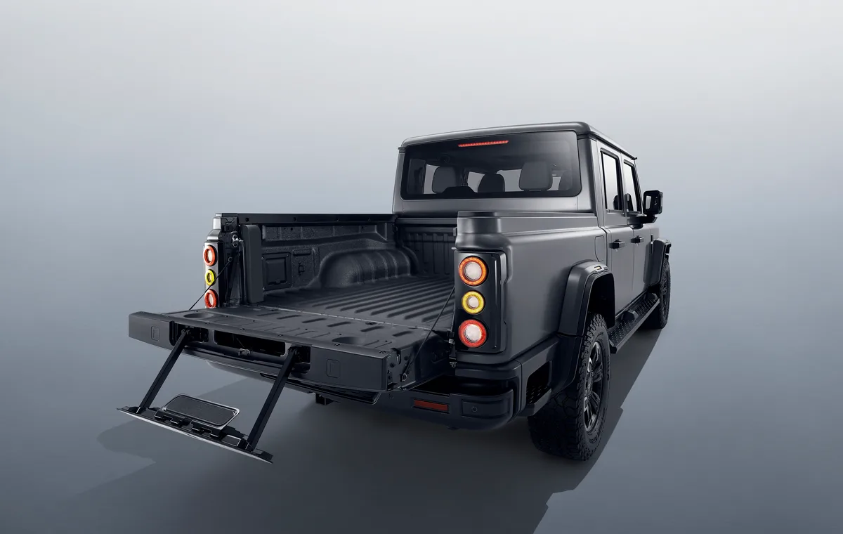 BAW 212 Pickup von hinten mit offener Ladefläche und ausgeklappter Einstiegshilfe.