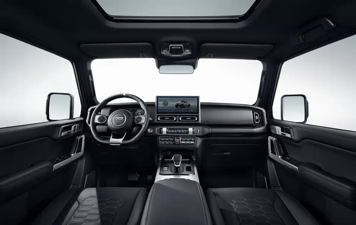 Innenraum des BAW 212 Pickup mit Lenkrad, digitalem Cockpit und Mittelkonsole