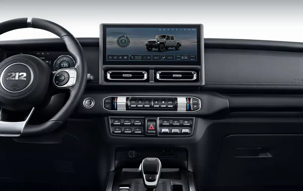 Innenraumansicht des BAW 212 Pickup mit Lenkrad, Bedienelementen und Infotainment-Bildschirm