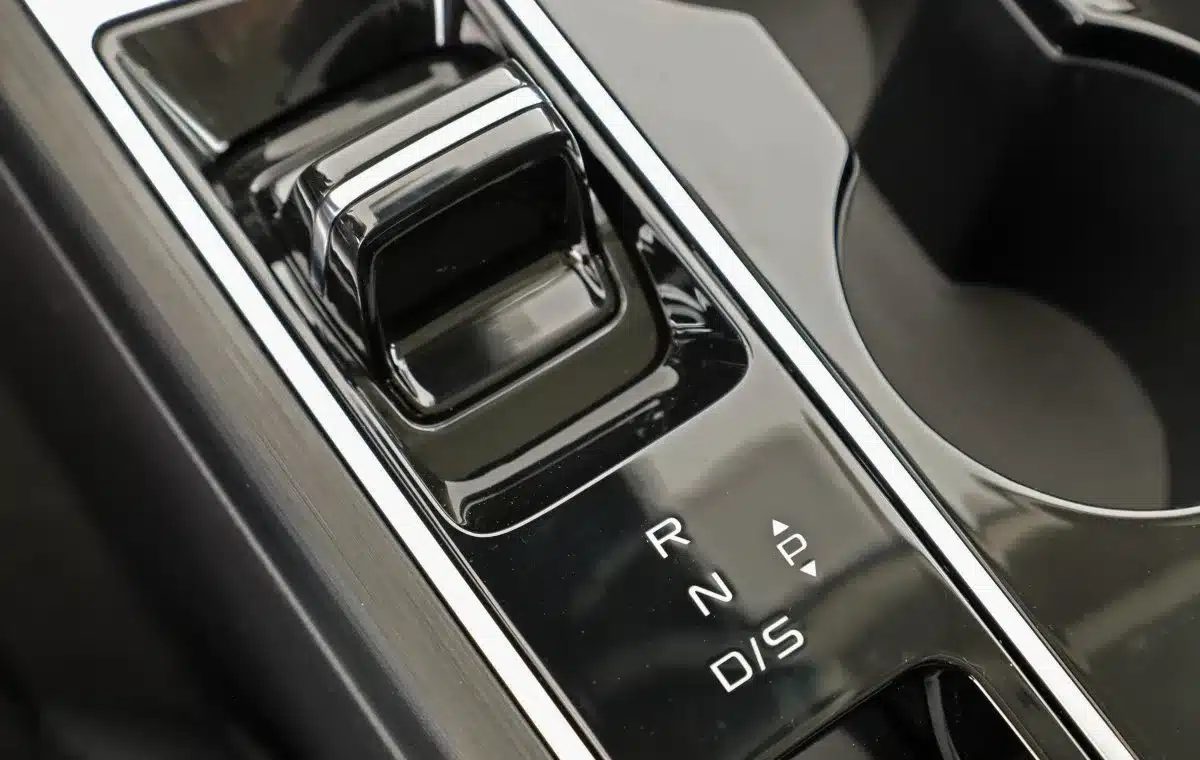 Nahaufnahme des Automatik-Schalthebels im Bestune B70