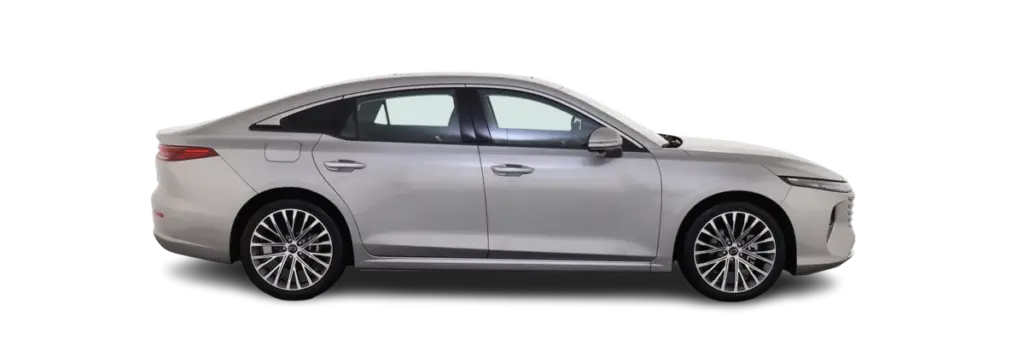 Bestune B70 Limousine in silberner Lackierung, seitliche Ansicht vor schwarzem Hintergrund