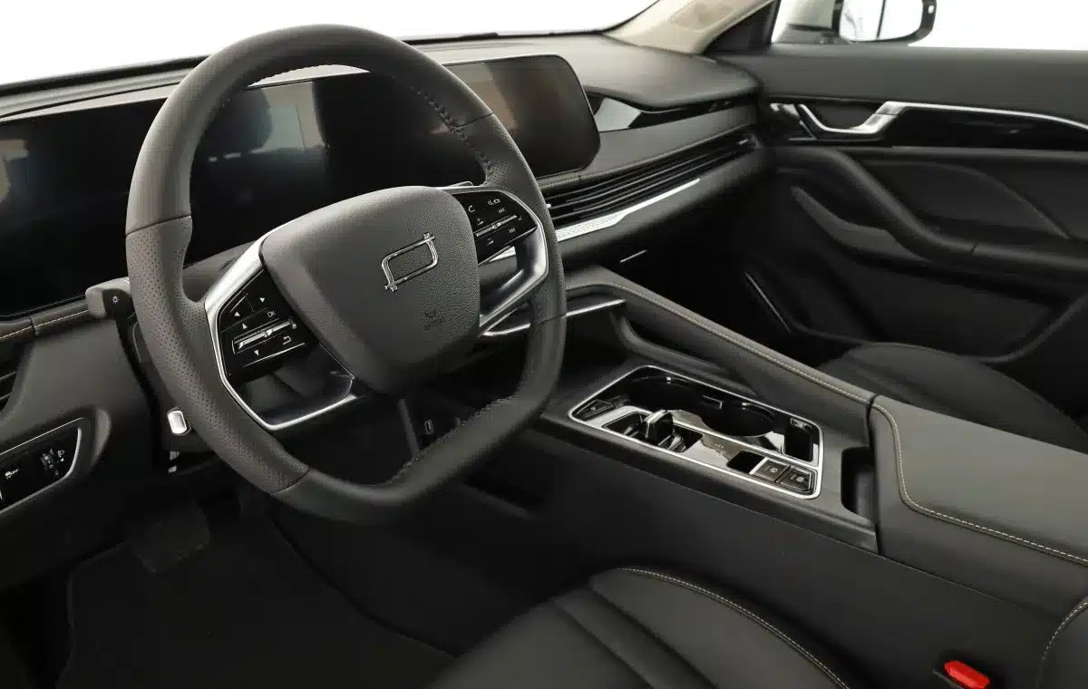 Innenraum des Bestune B70 mit Lenkrad, Mittelkonsole und Display.