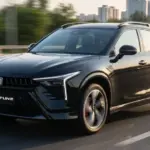 Bestune B70S Coupé-SUV in Schwarz fährt auf einer Autobahn mit Stadt im Hintergrund