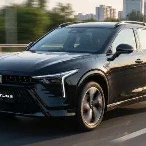 Bestune B70S Coupé-SUV in Schwarz fährt auf einer Autobahn mit Stadt im Hintergrund