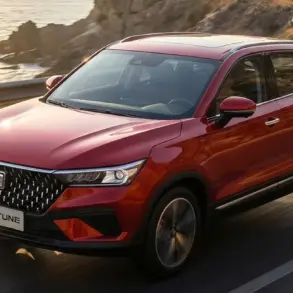 Bestune T77 Pro SUV in Rot fährt auf einer sonnigen Küstenstraße.