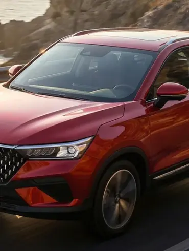 Bestune T77 Pro SUV in Rot fährt auf einer sonnigen Küstenstraße.