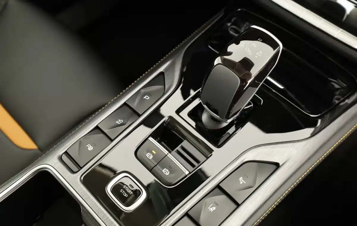 Detailaufnahme der Mittelkonsole mit Schalthebel im Bestune T77 Pro