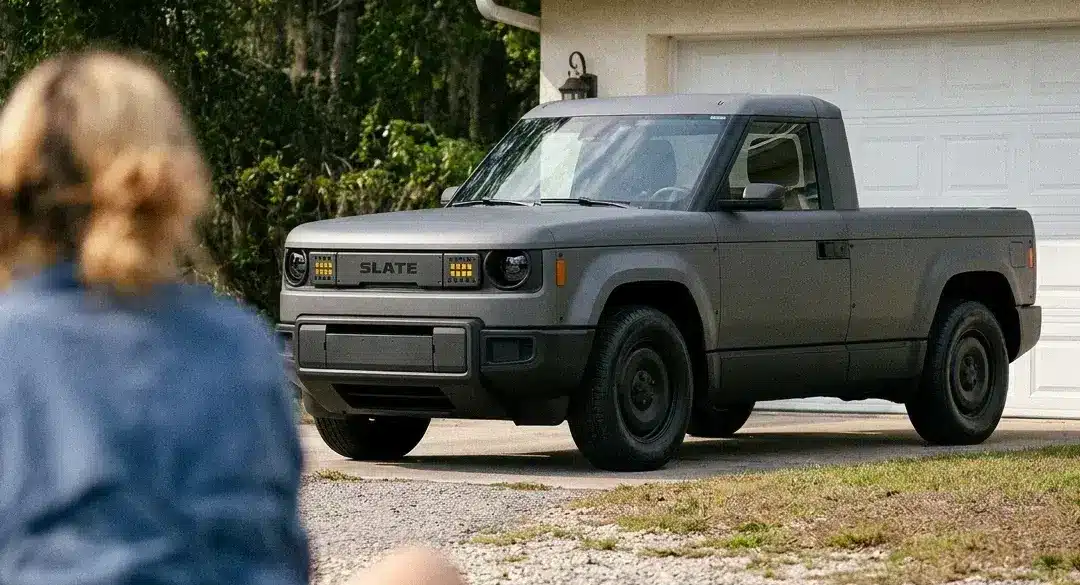 Blank Slate Elektro-Pickup parkt vor einer Garage, minimalistische und funktionale Gestaltung
