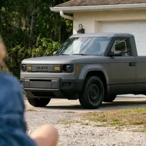 Blank Slate Elektro-Pickup parkt vor einer Garage, minimalistische und funktionale Gestaltung