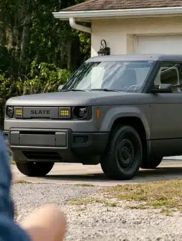 Blank Slate Elektro-Pickup parkt vor einer Garage, minimalistische und funktionale Gestaltung