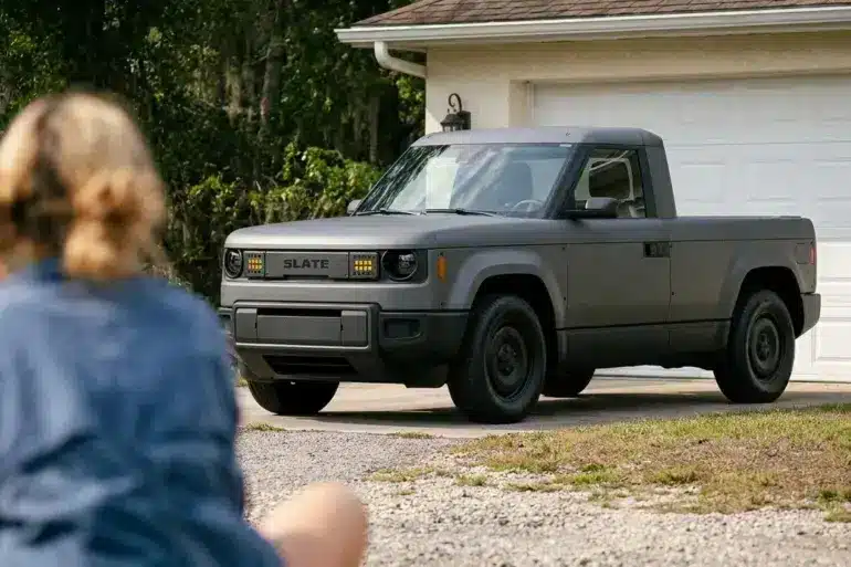 Blank Slate Elektro-Pickup parkt vor einer Garage, minimalistische und funktionale Gestaltung