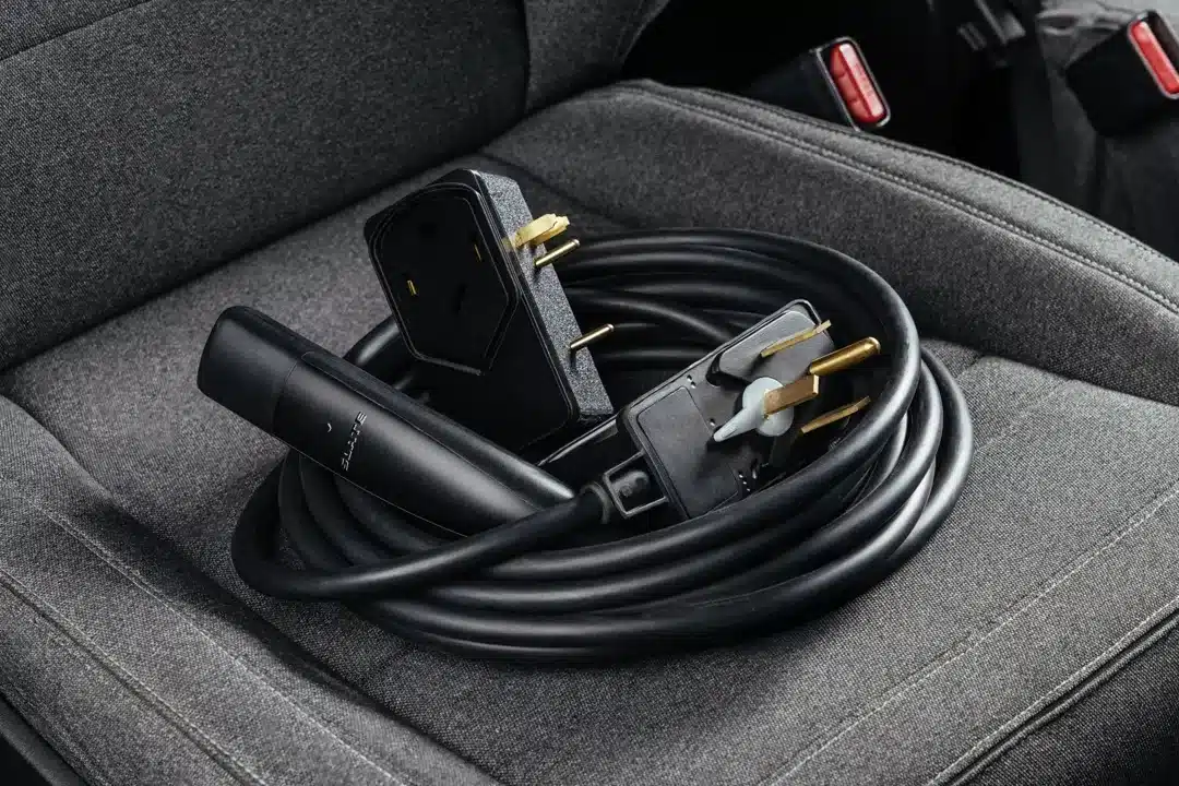 Nahaufnahme des originalen Slate-Ladekabels auf dem Sitz eines Blank Slate Elektroautos.