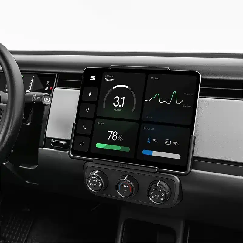 Blick auf das zentrale Display und die Bedienelemente im Innenraum des Blank Slate Elektroautos.