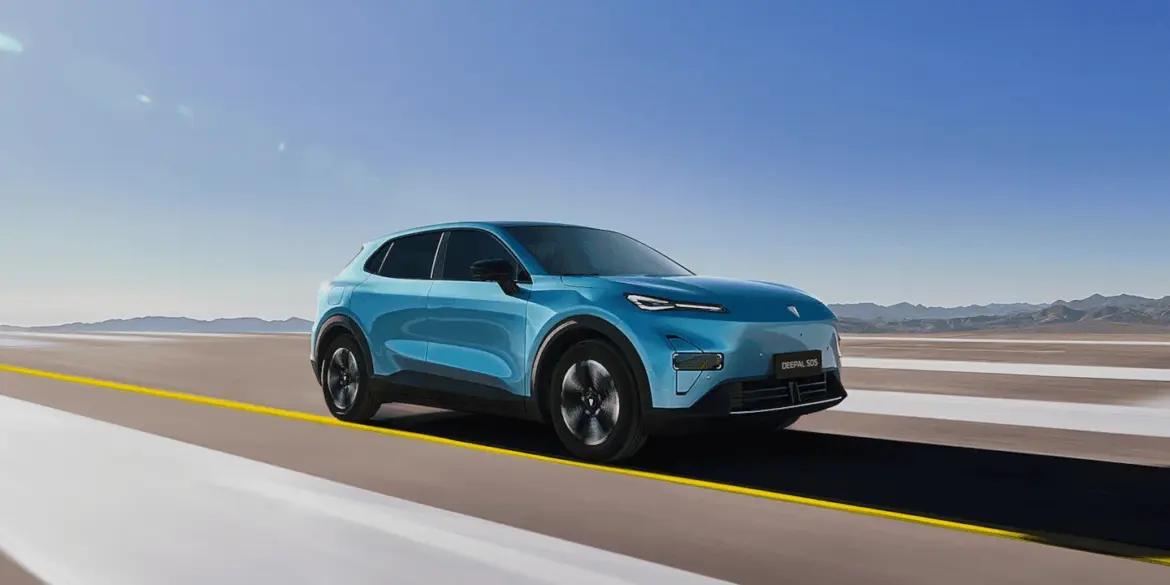 Blauer Deepal S05 als Elektro-SUV fährt auf freier, sonniger Straße mit klarem Himmel.