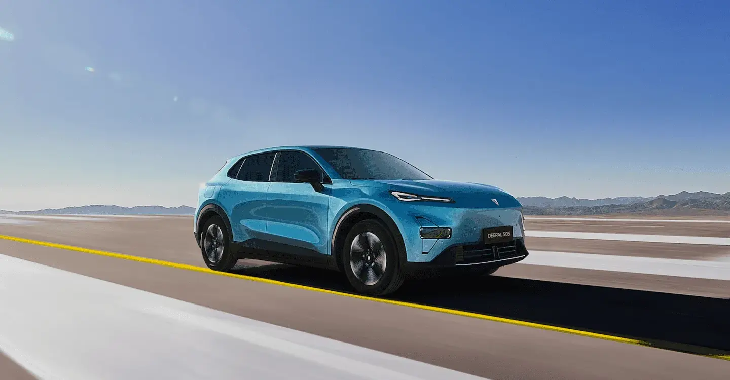 Blauer Deepal S05 als Elektro-SUV fährt auf freier, sonniger Straße mit klarem Himmel.
