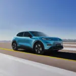 Blauer Deepal S05 als Elektro-SUV fährt auf freier, sonniger Straße mit klarem Himmel.