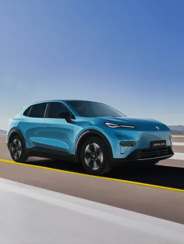 Blauer Deepal S05 als Elektro-SUV fährt auf freier, sonniger Straße mit klarem Himmel.