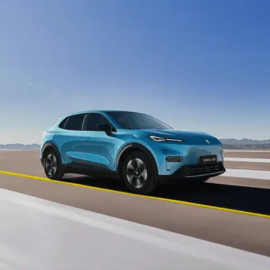 Blauer Deepal S05 als Elektro-SUV fährt auf freier, sonniger Straße mit klarem Himmel.