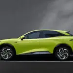 Changan Deepal S07 als Elektro-SUV in grün, Seitenansicht auf grauem Hintergrund