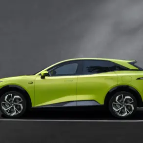 Changan Deepal S07 als Elektro-SUV in grün, Seitenansicht auf grauem Hintergrund