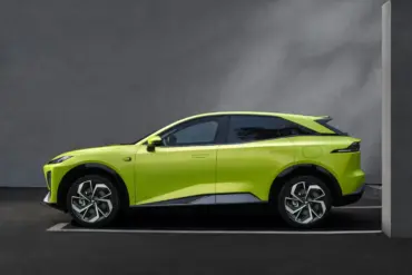 Changan Deepal S07 als Elektro-SUV in grün, Seitenansicht auf grauem Hintergrund