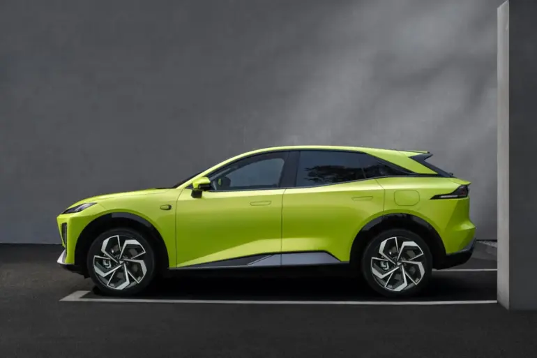 Changan Deepal S07 als Elektro-SUV in grün, Seitenansicht auf grauem Hintergrund