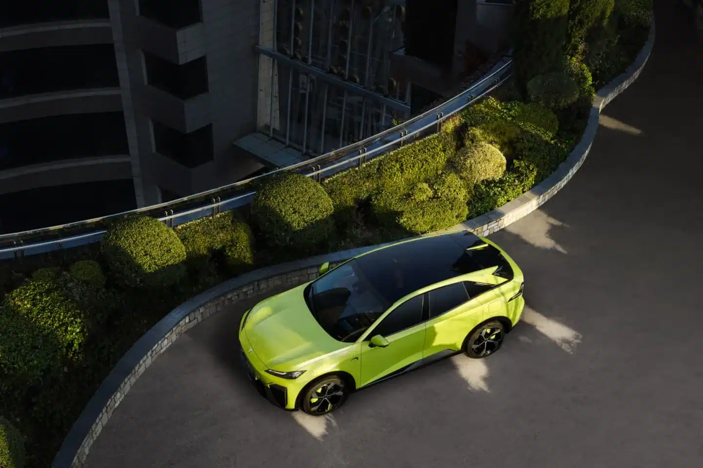 Changan Deepal S07 in grüner Lackierung aus der Vogelperspektive vor urbaner Kulisse