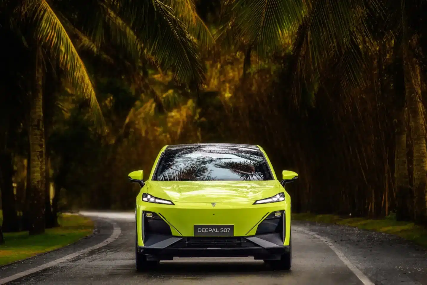 Deepal S07 Elektro-SUV Lunar Green Frontansicht auf tropischer Allee