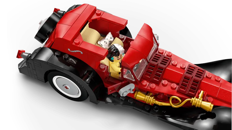LEGO Version von Cruella de Vils Auto aus 101 Dalmatiner mit detaillierter Innenansicht, Minifigur und Dalmatiner-Welpe.
