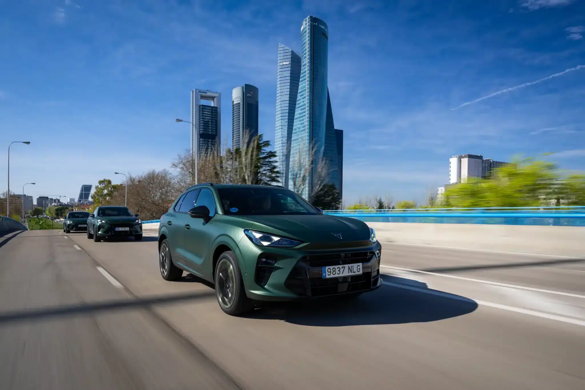 CUPRA Terramar SUV in grün auf städtischer Straße mit Hochhäusern im Hintergrund
